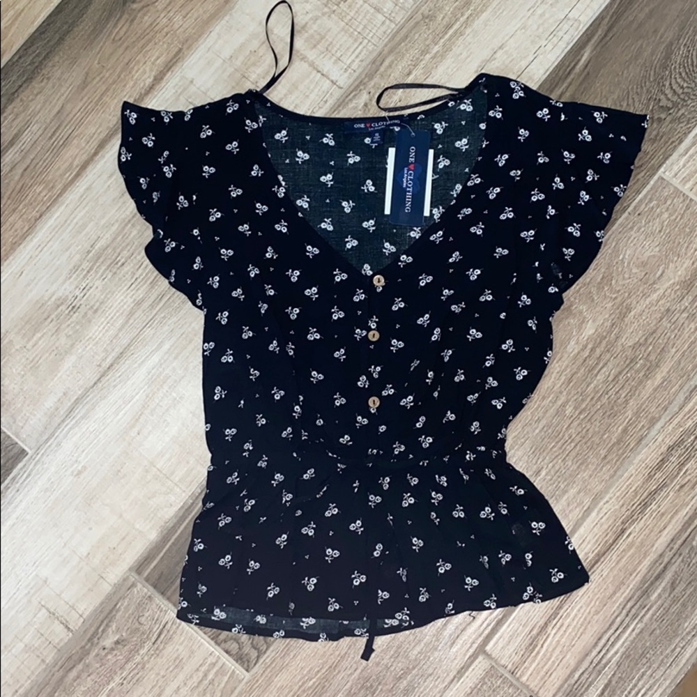 Ladies Small Blouse BNWT V-Neck, Button, Tiewaist!